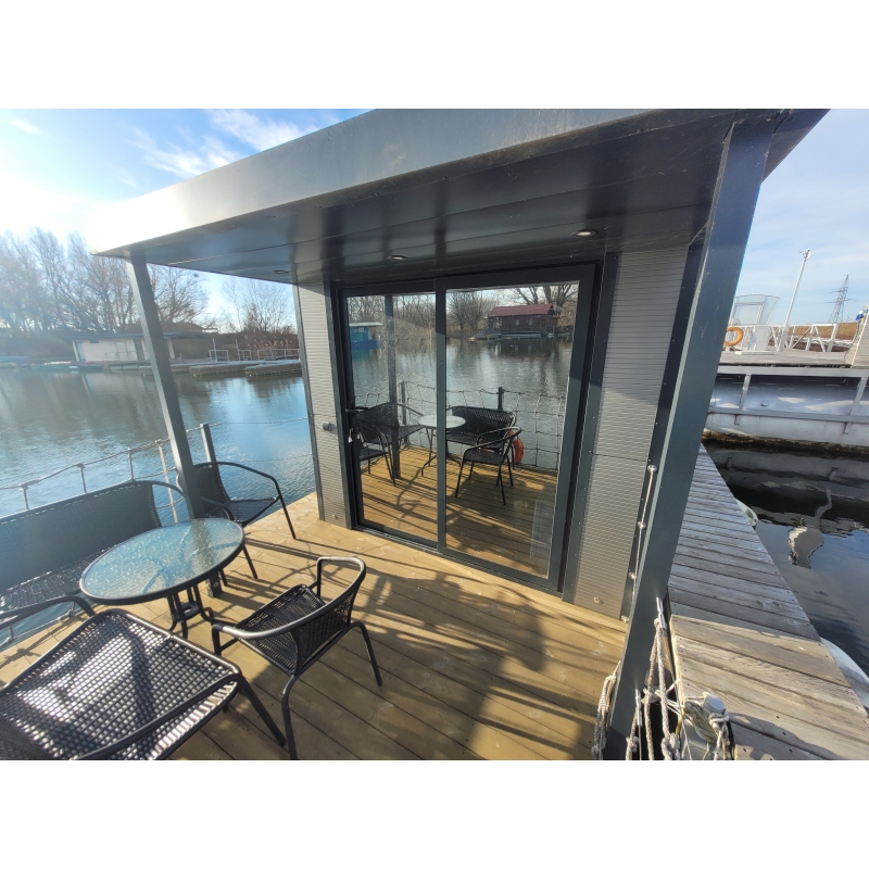 Hausbot 8,2x2,5m Houseboat Hausbot 8,2x2,5m Houseboat